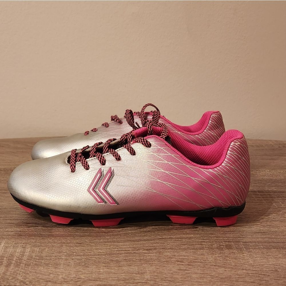 GENTLY WORN SOCCER SHOES FOR GIRLS SIZE 4,5.